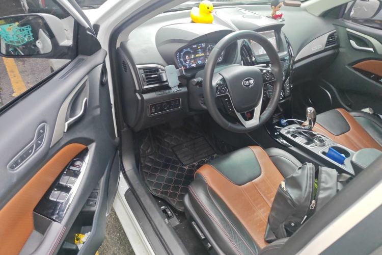 Used BYD Qin New Energy 2015 1.5T Dual-Crown Flagship Plus Edition Driver Seat