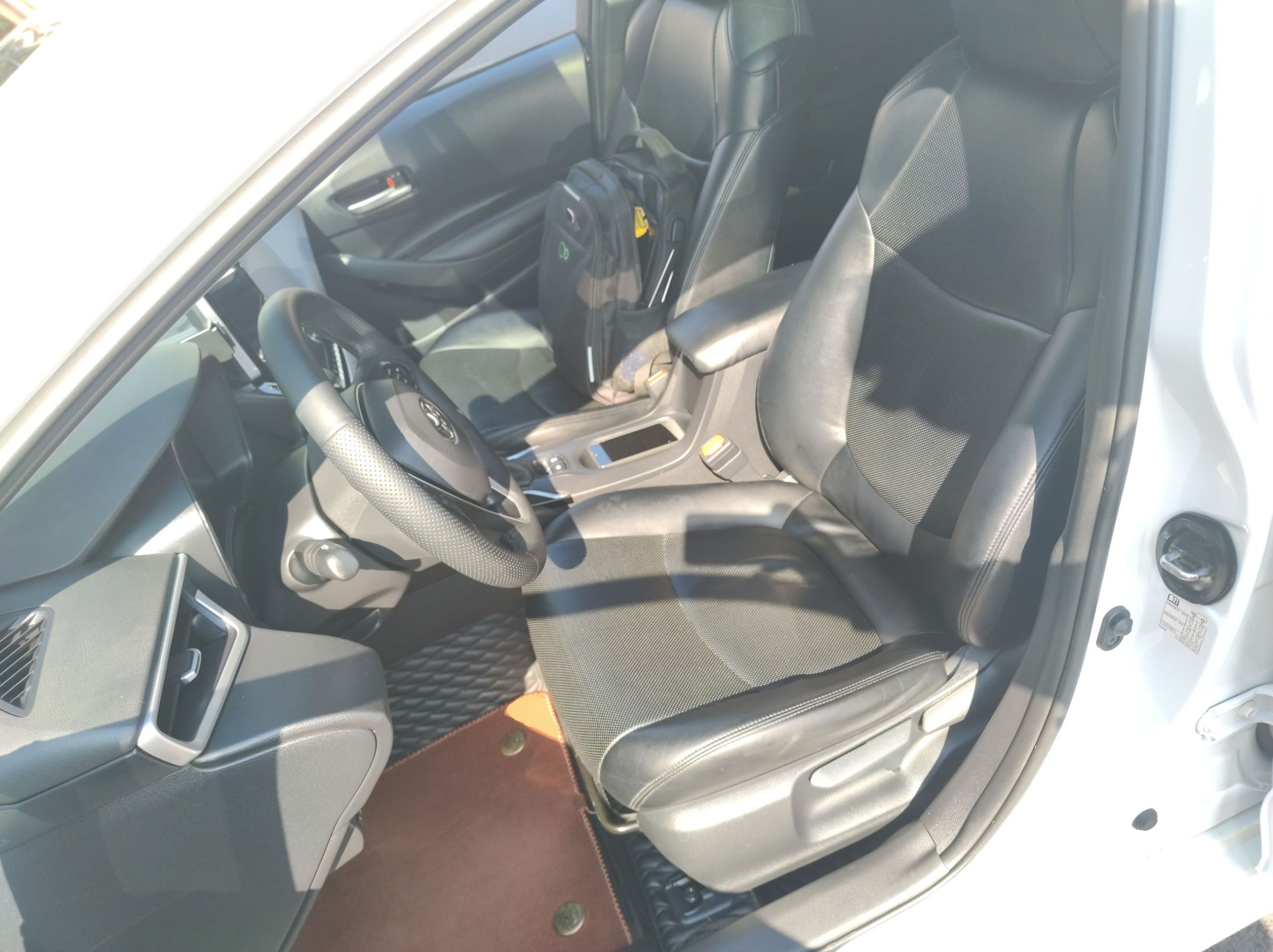 Переднее сиденье в автомобиле