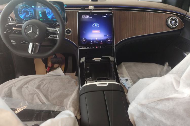 Used Mercedes-Benz EQE SUV 2024 500 4MATIC Luxury Edition Center Console