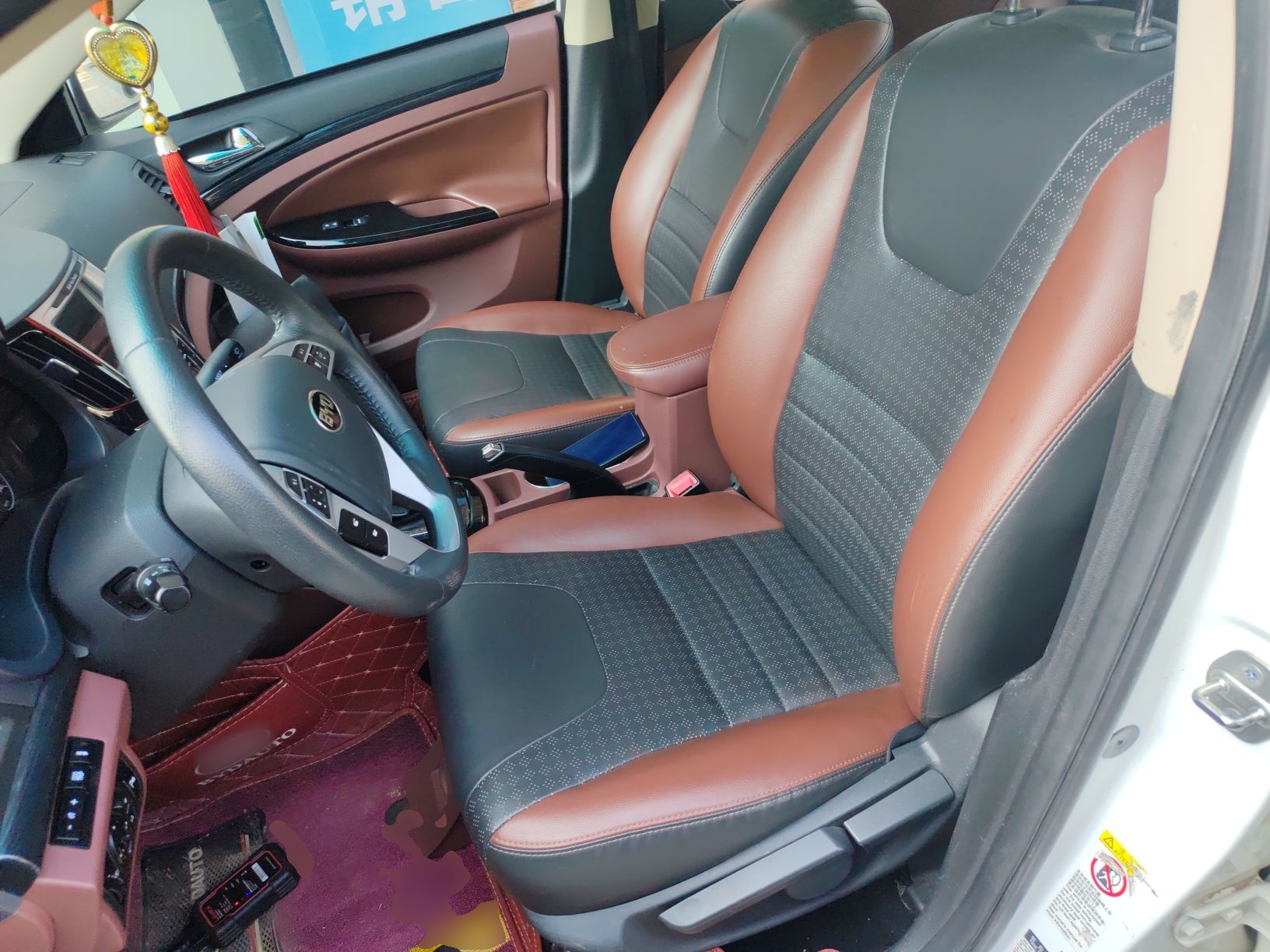 المقاعد الأمامية داخل السيارة