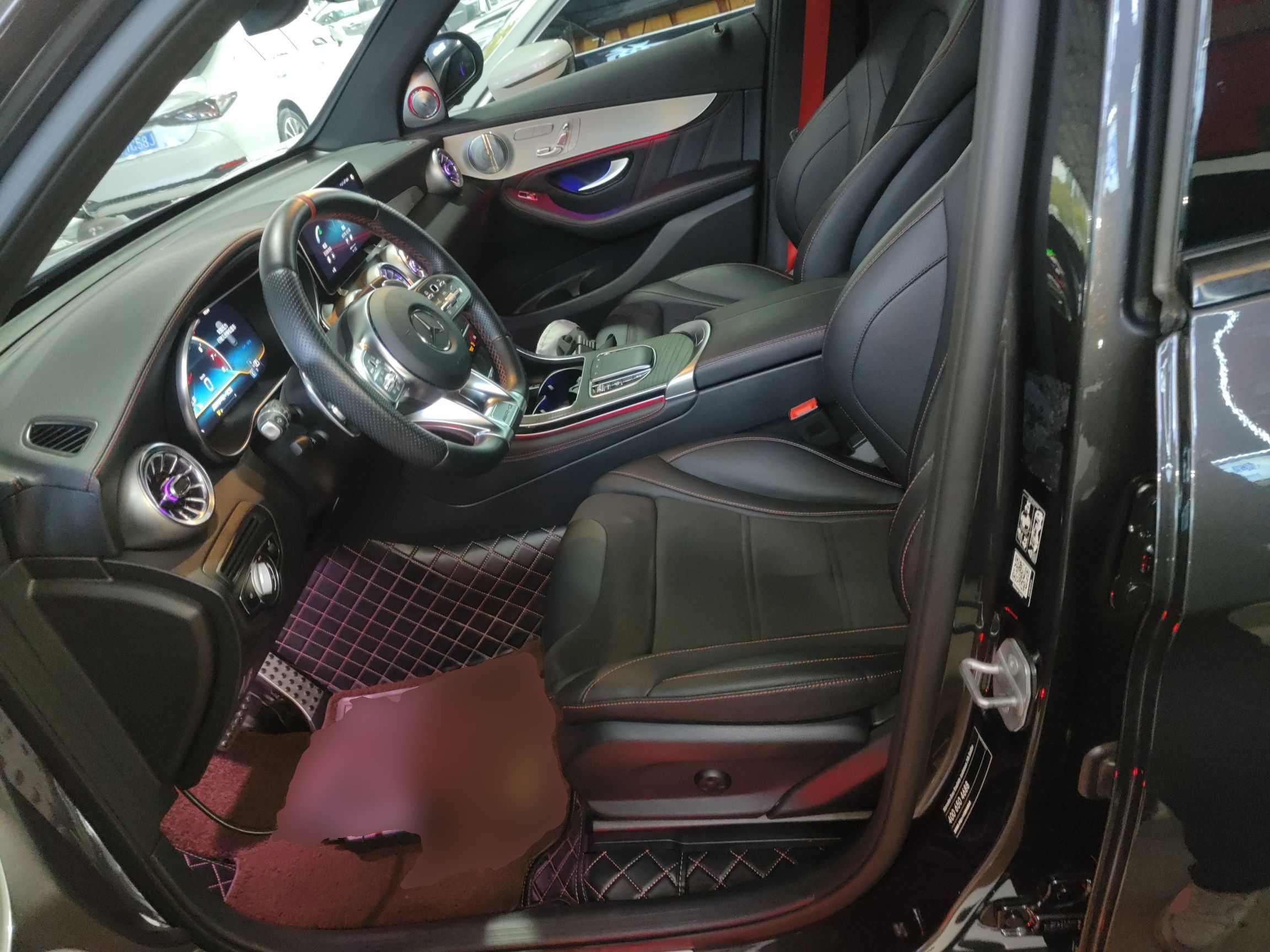 المقاعد الأمامية داخل السيارة