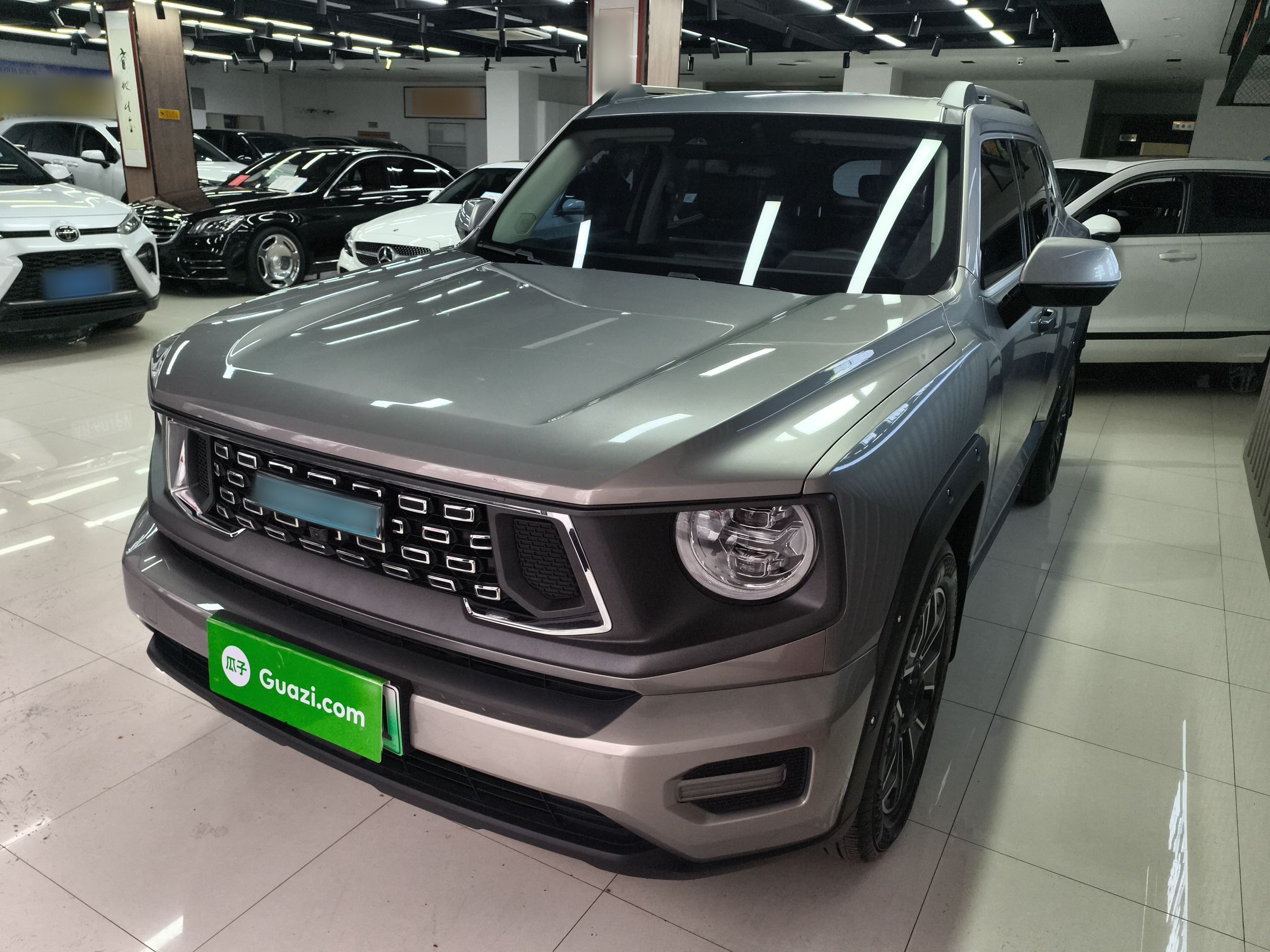 تحت مقدمة السيارة