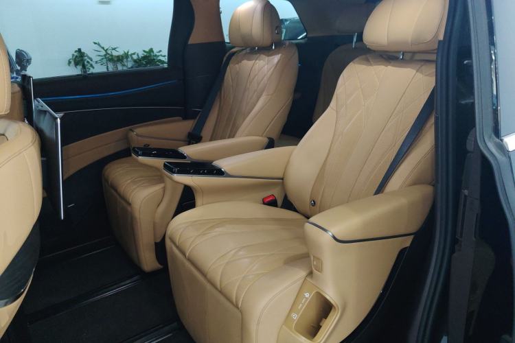 Used Denza D9 2025 DM-i Intelligent Drive 1020 Four-Wheel Drive Prestige Model
