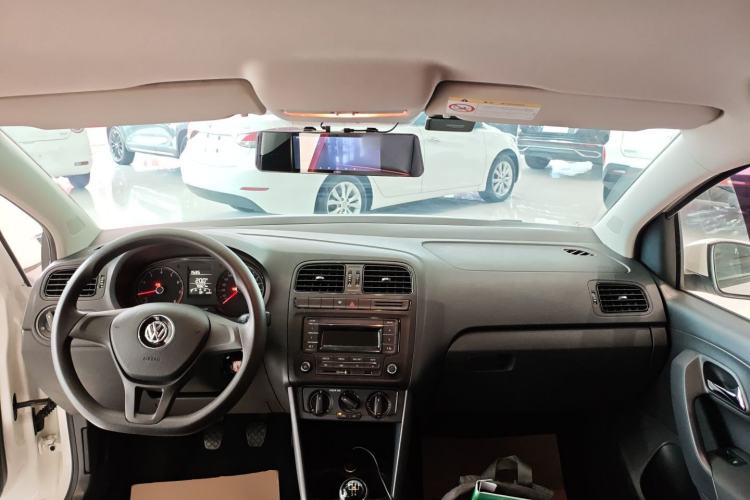 Used Volkswagen Polo 2016 1.4L Manual Fashion Model Center Console