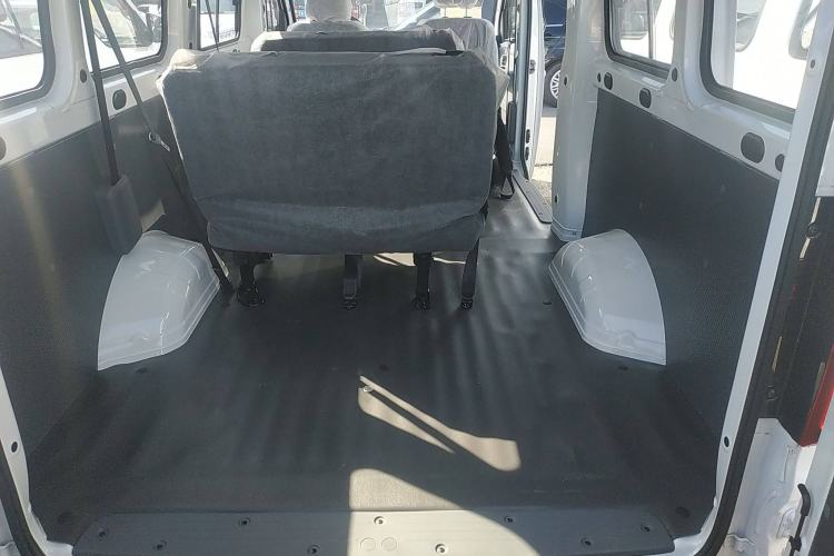 Used Wuling Yangguang 2024 300KM Comfort Version Passenger Van 75kW