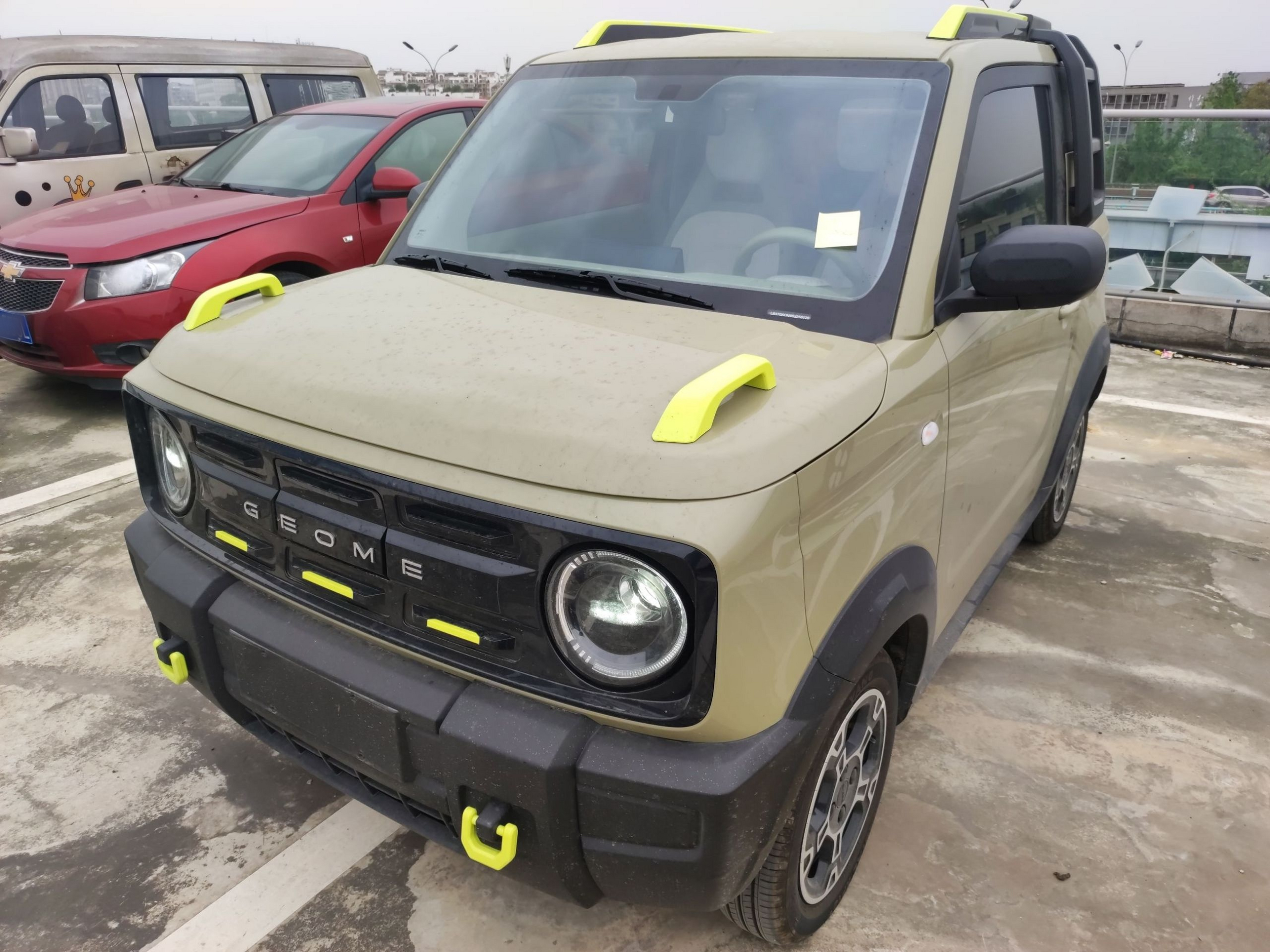 Под передней частью автомобиля