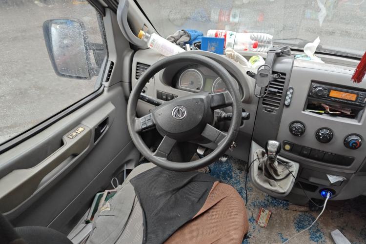 Used Dongfeng Yufeng 2014 2.5T YuliBao Logistics Vehicle Low-Trim Version with Short Wheelbase and Mid-Roof Design – ZD25