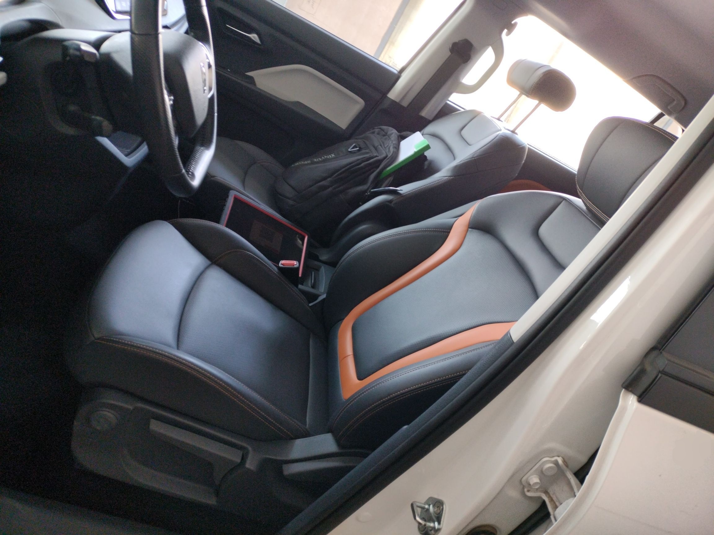 المقاعد الأمامية داخل السيارة