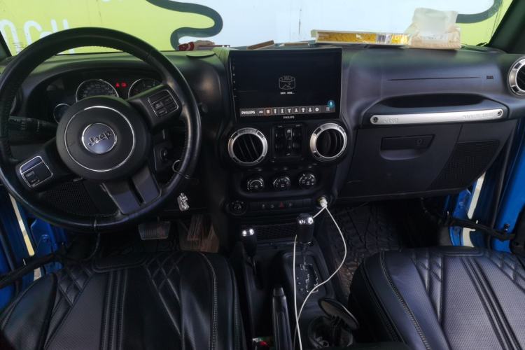 Used Jeep Wrangler 2015 2.8TD Sahara Four-Door Comfort Edition Center Console