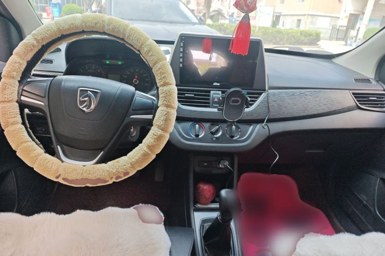 Used Baojun 310 2016 1.2L manual Comfort trim level Center Console