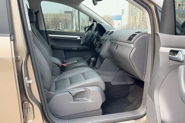 Used Volkswagen Touran 2015 1.4T DSG Comfort Edition 5 Seats Interior 6