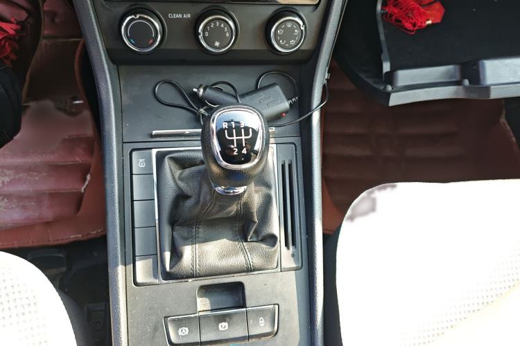 Used Skoda Superb 2016 TSI280 Manual Front-Drive Version Gear Lever