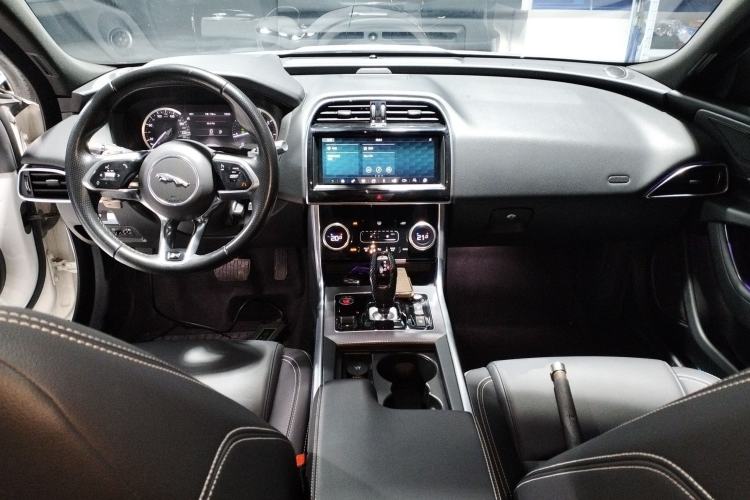 Used Jaguar XEL 2020 2.0T 200PS R-DYNAMIC Youth Sports Edition Center Console