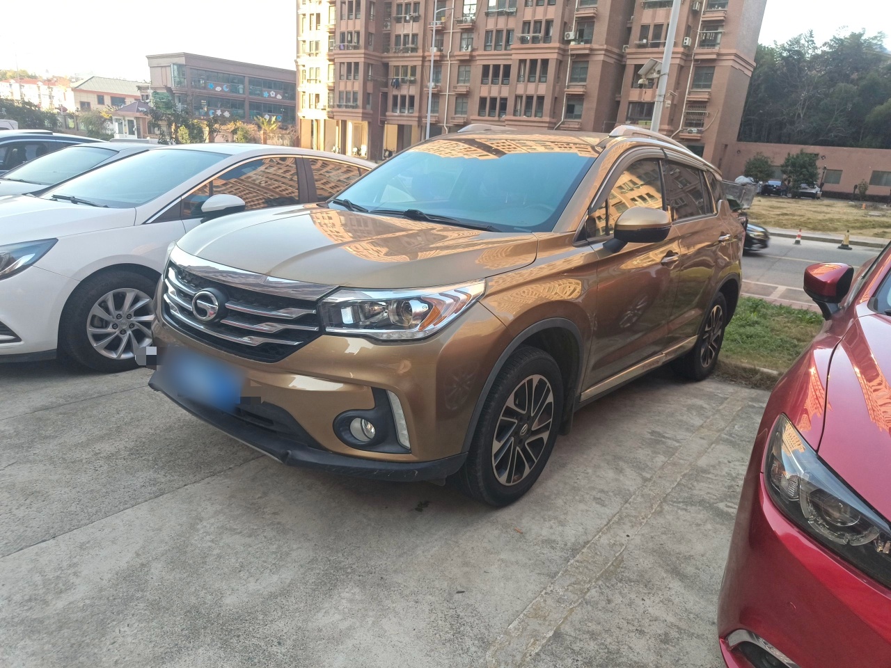 Под передней частью автомобиля