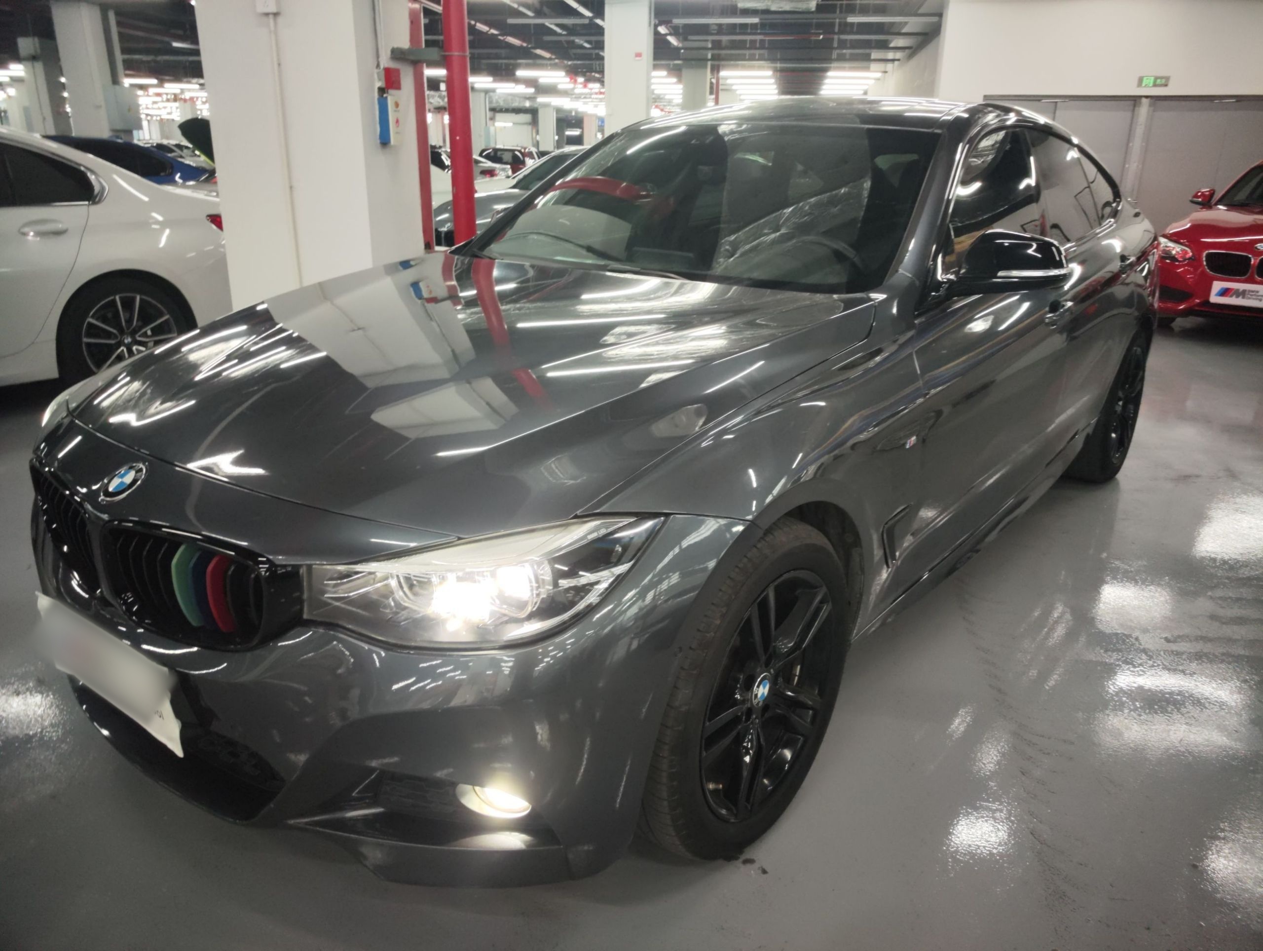 Под передней частью автомобиля