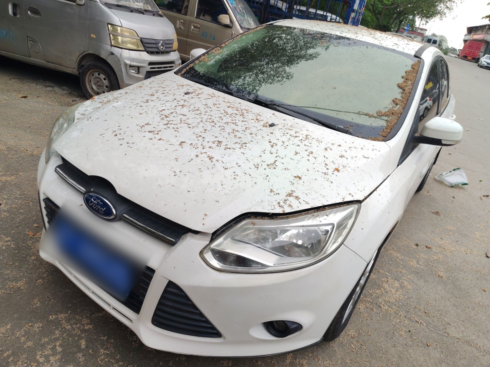 Под передней частью автомобиля