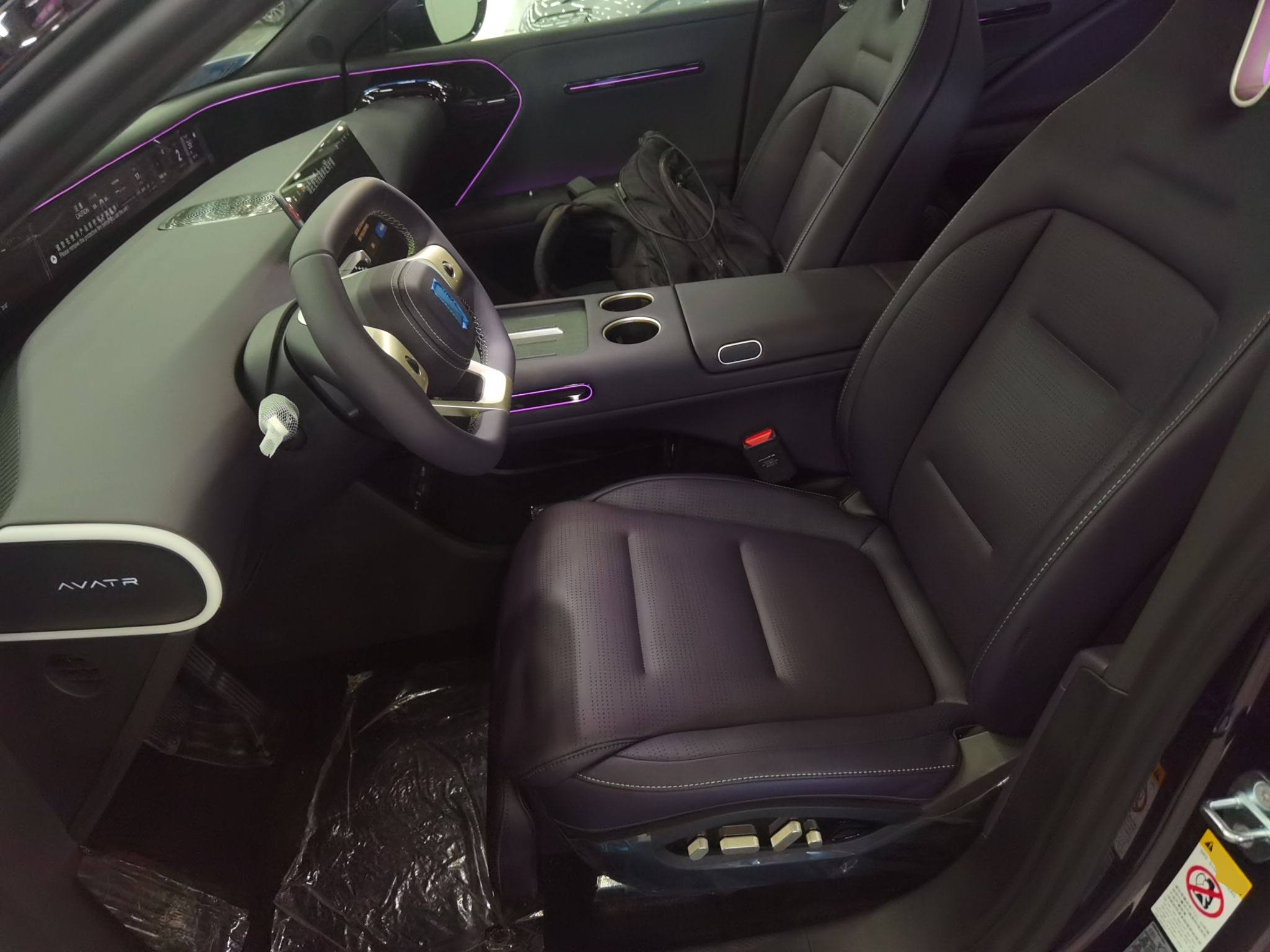 المقاعد الأمامية داخل السيارة