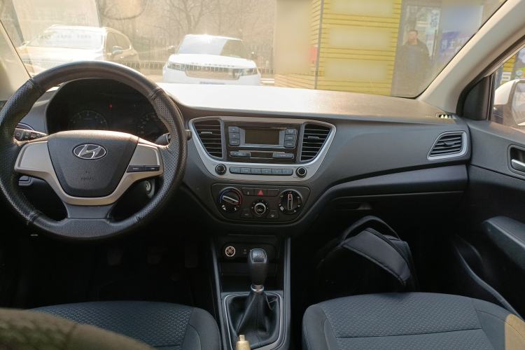 Used Hyundai Verna (new generation) 2016 1.4L Manual Cool Edition GLS Center Console