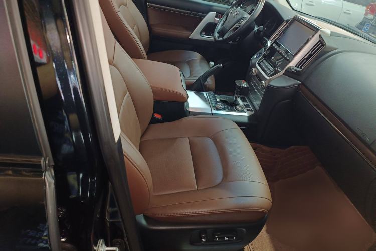 Used Toyota Land Cruiser 2019 5.7L 7-Seater Middle East Version
