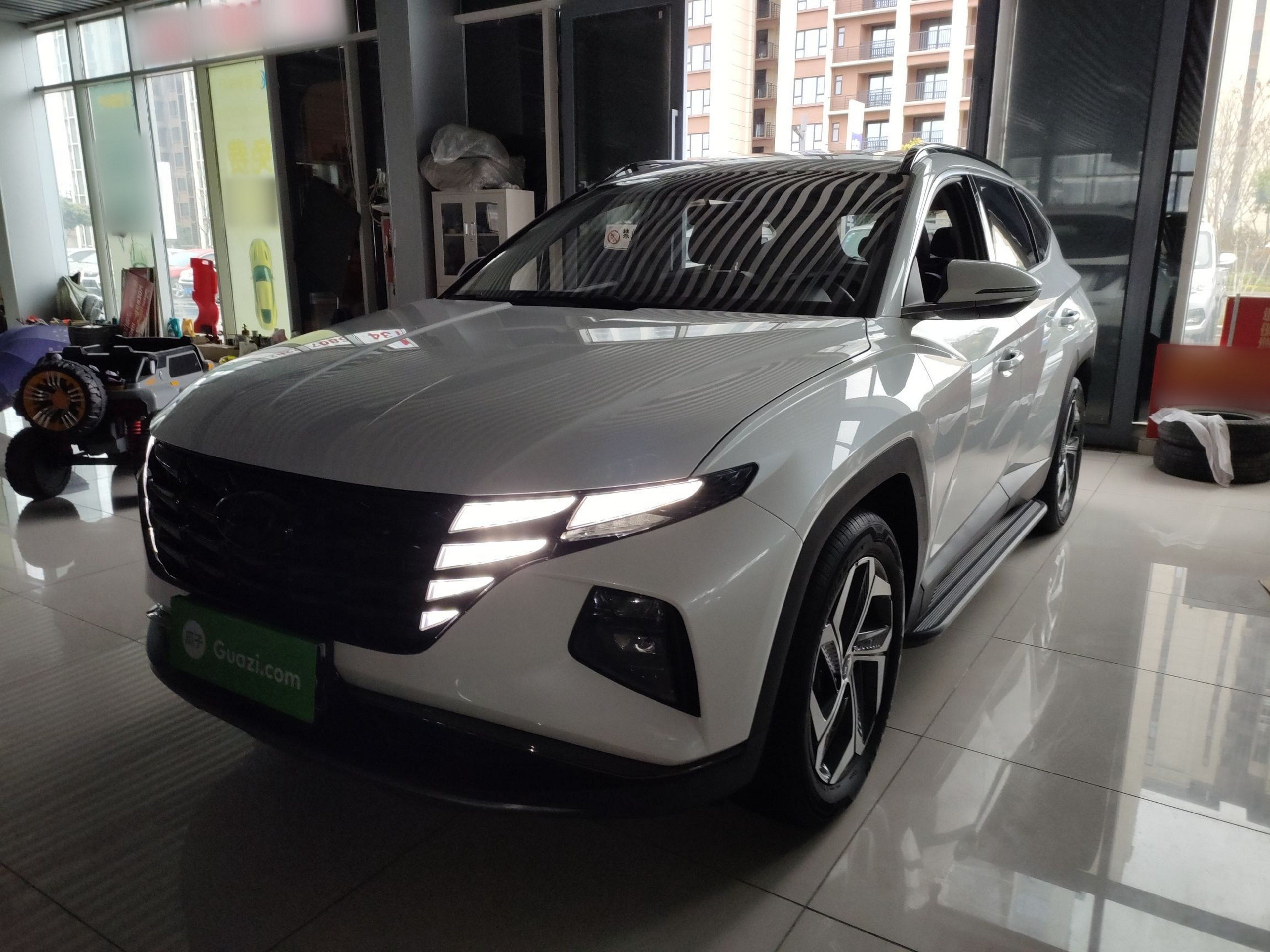 تحت مقدمة السيارة