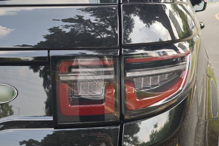 Used Land Rover Discovery Sport New Energy 2022 Facelifted P300e Plug-in Hybrid Electric Version Exterior 6