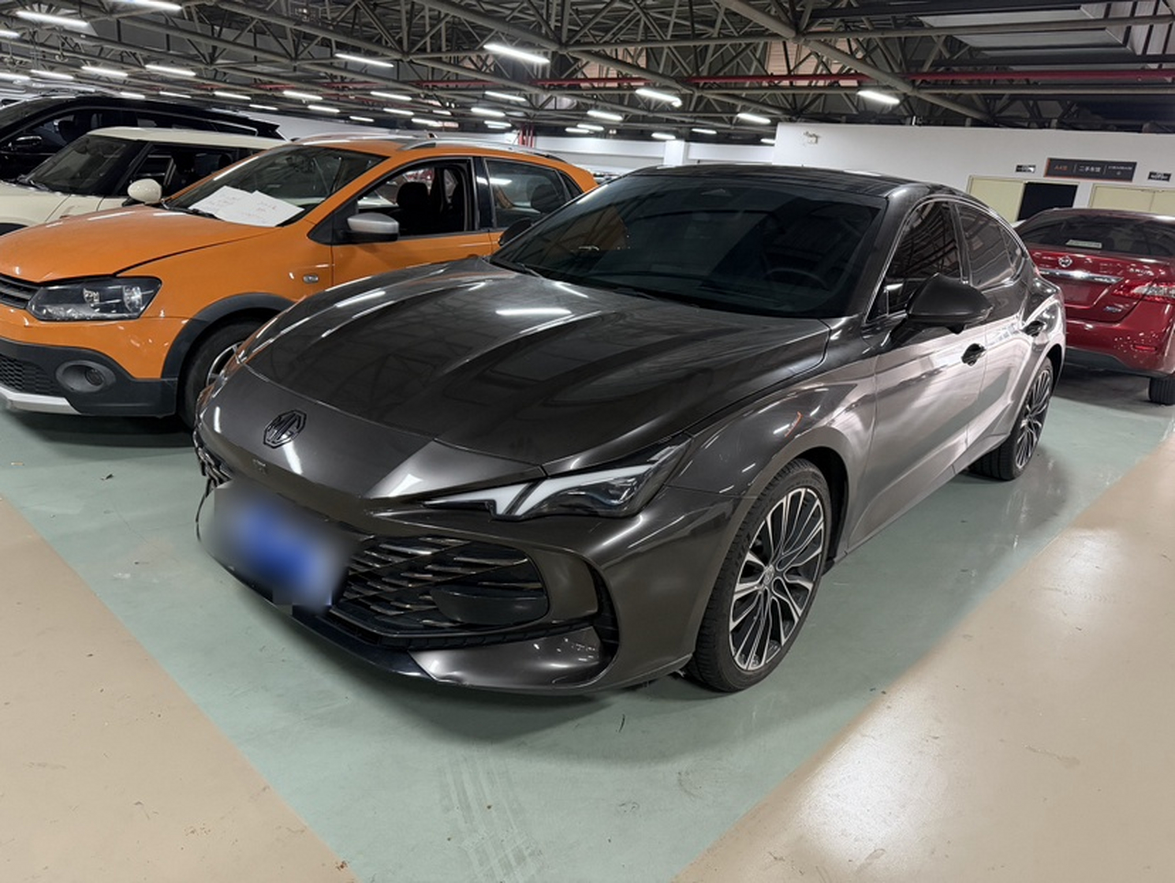 Под передней частью автомобиля