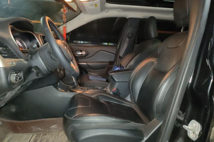 Used Jeep Cherokee 2017 2.0L Superior Edition
