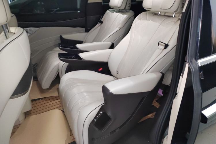 Used Denza D9 2024 DM-i 1050 Luxury Model
