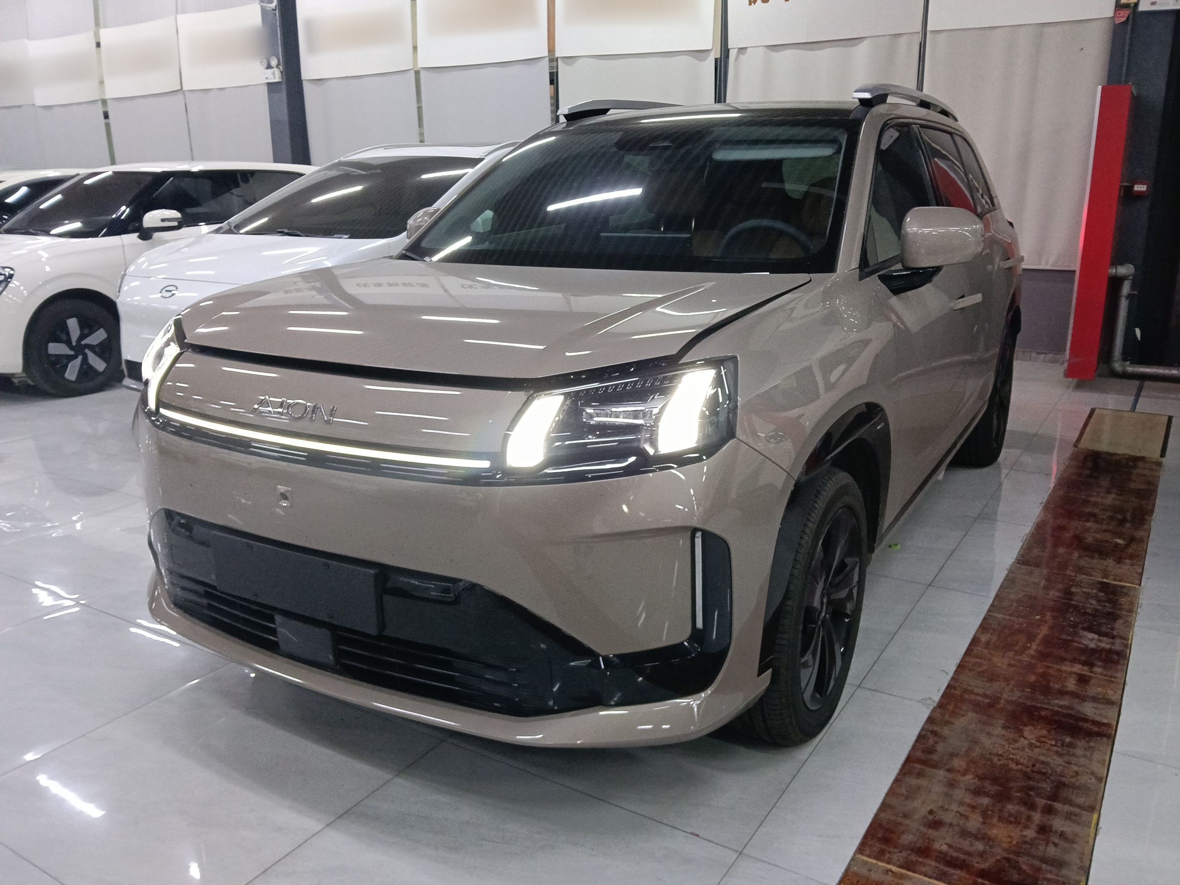 Под передней частью автомобиля