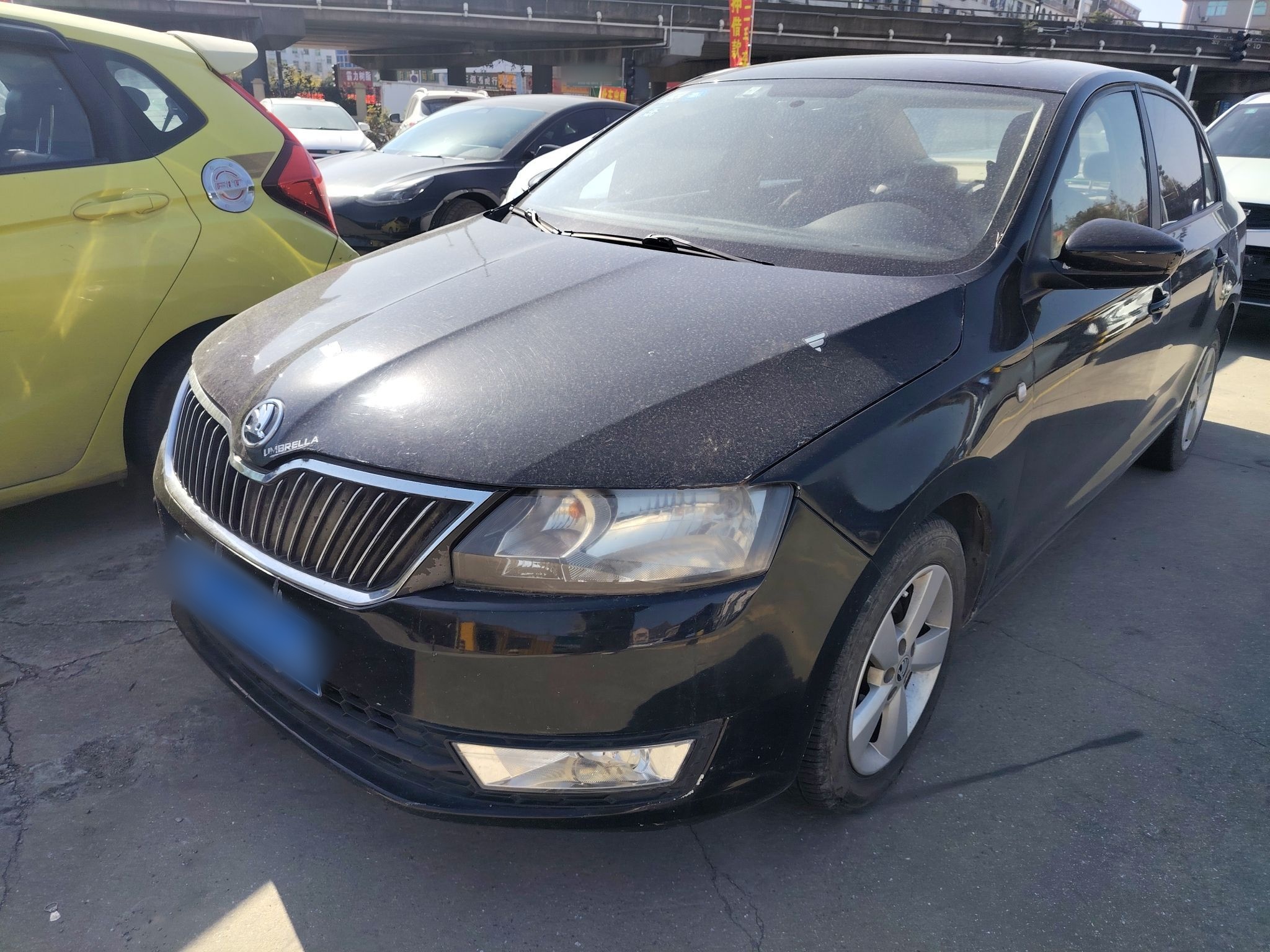 تحت مقدمة السيارة