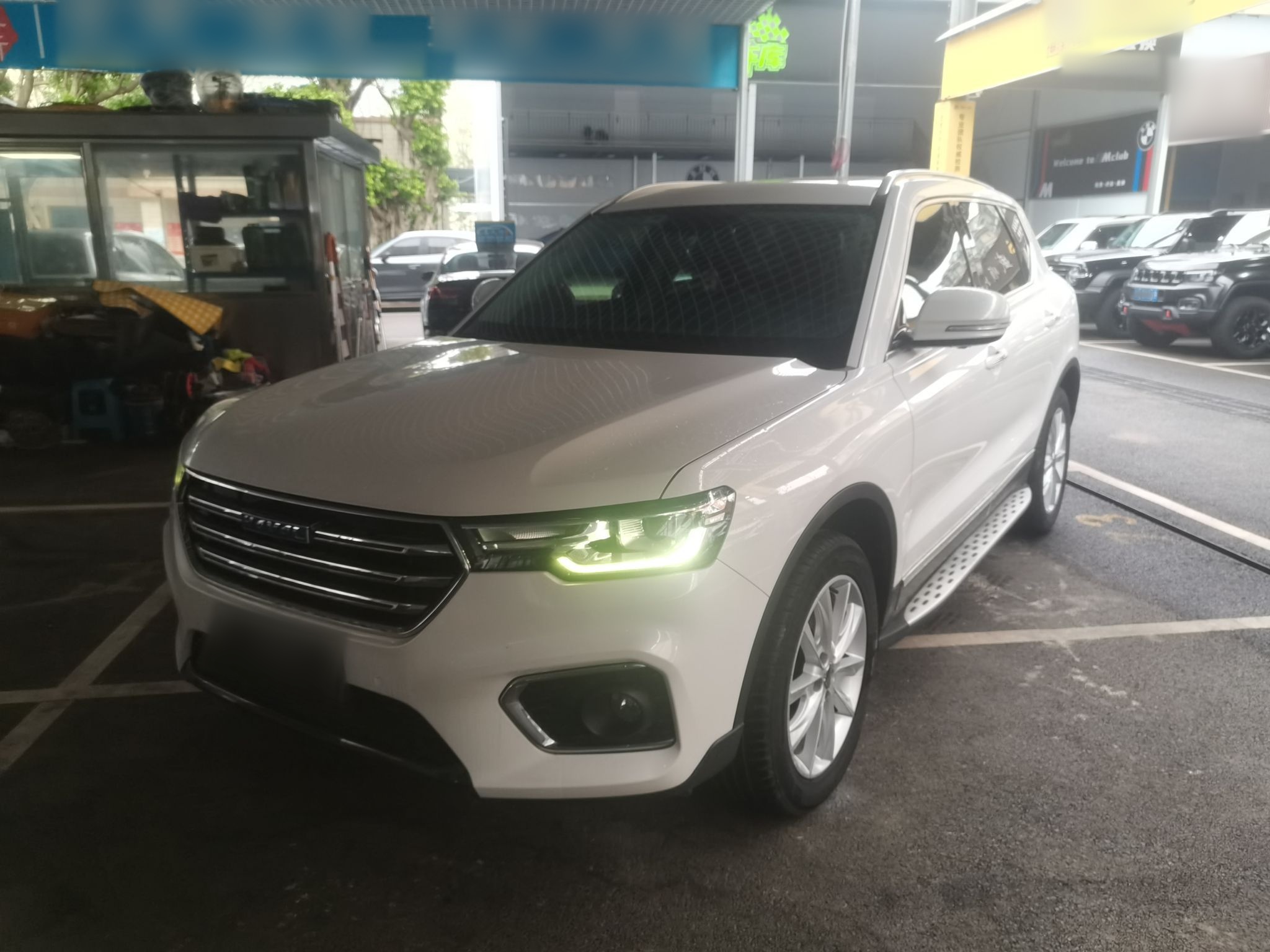 تحت مقدمة السيارة