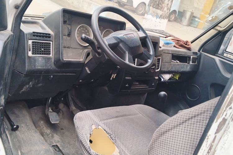 Used Iveco Daily 2017 2.8T V40 Cargo Van Mid-Roof 3/6 Seats 43S5