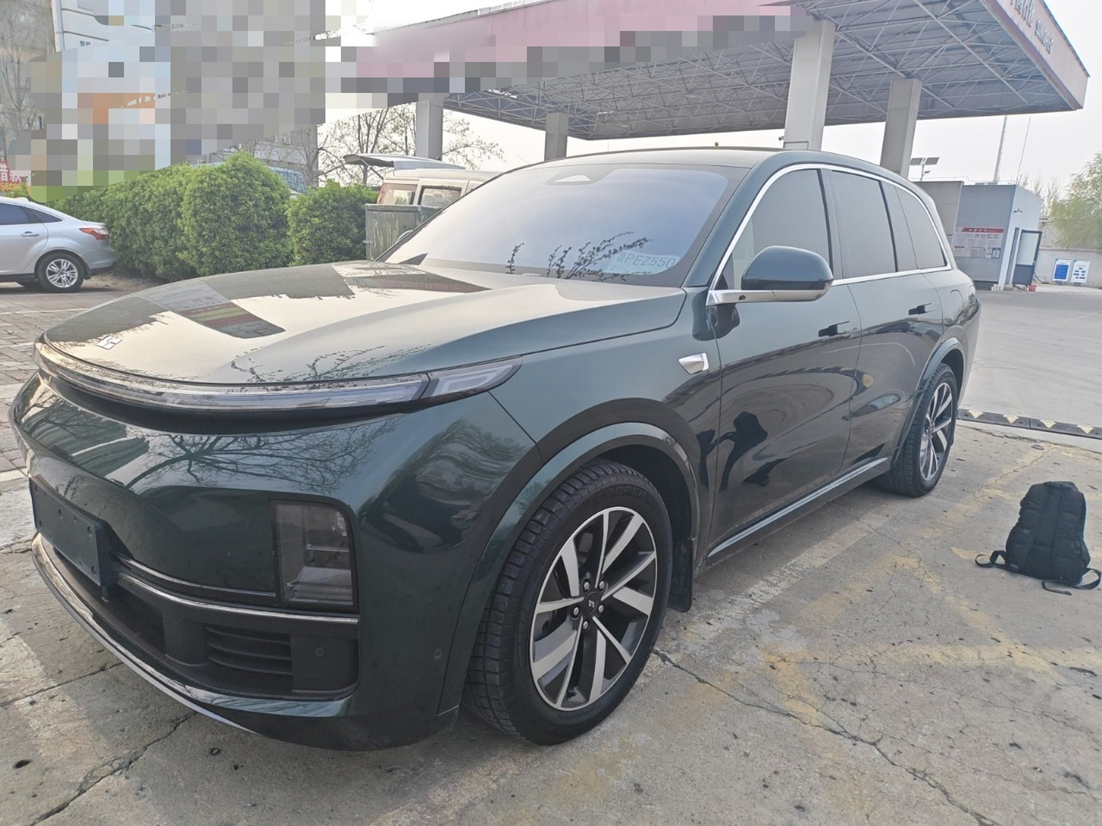 Под передней частью автомобиля