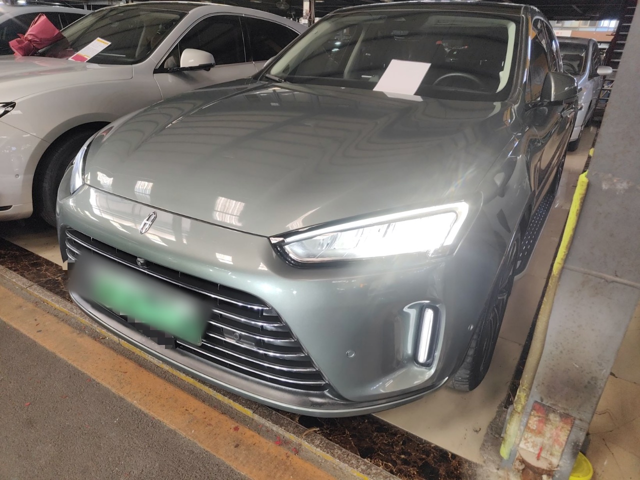 Под передней частью автомобиля