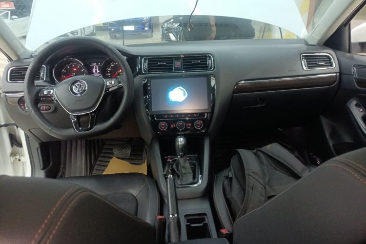 Used Volkswagen Sagitar 2015 230TSI Automatic Luxury Model Center Console