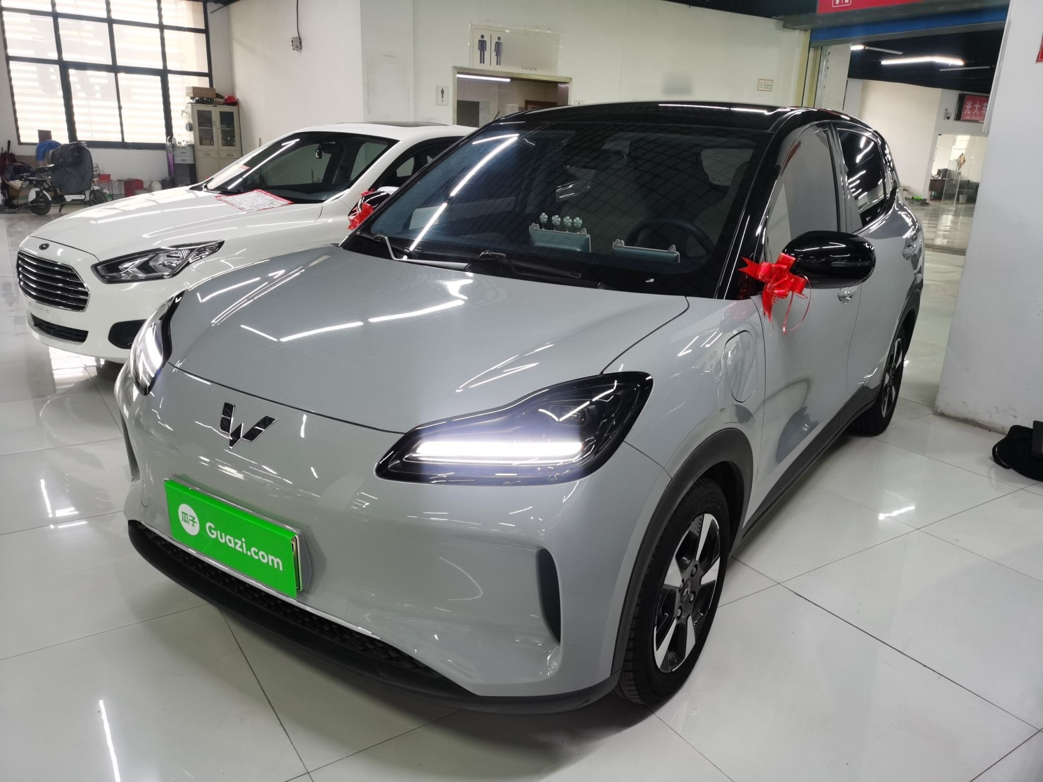 Под передней частью автомобиля