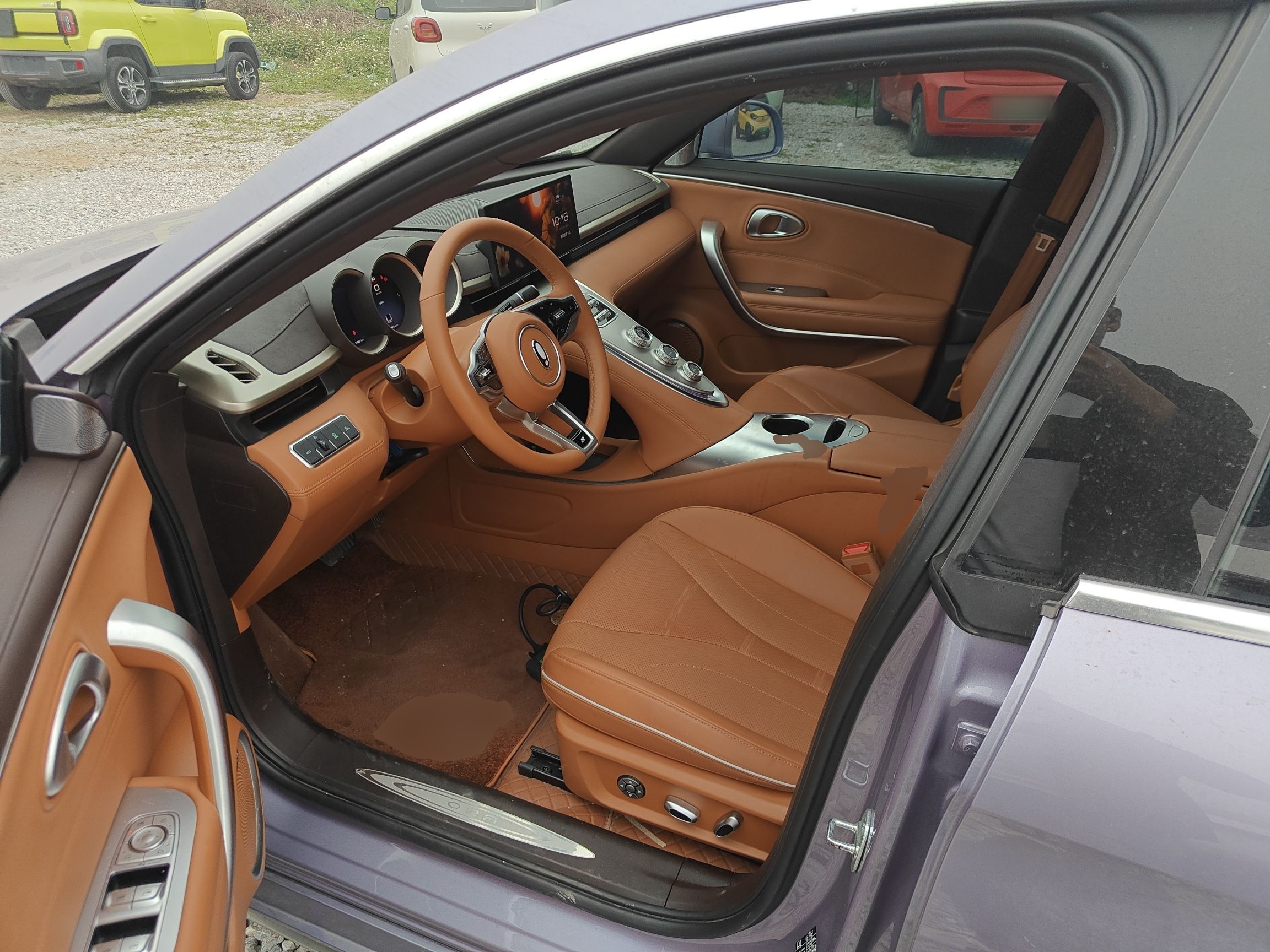 المقاعد الأمامية داخل السيارة