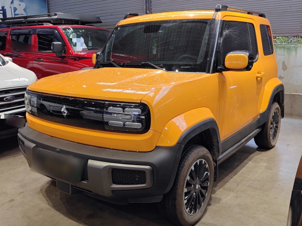 تحت مقدمة السيارة