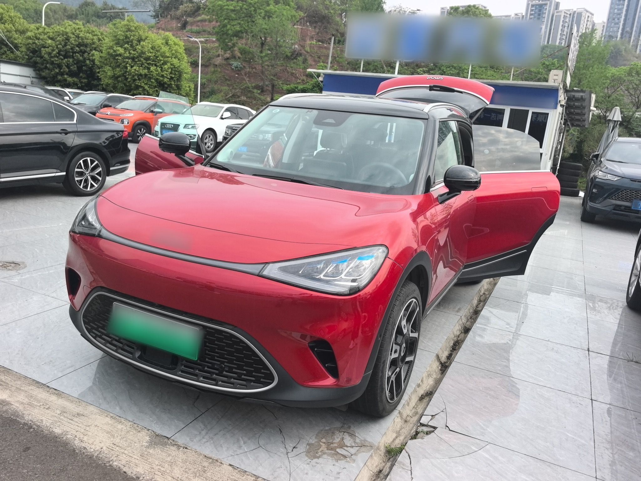 تحت مقدمة السيارة