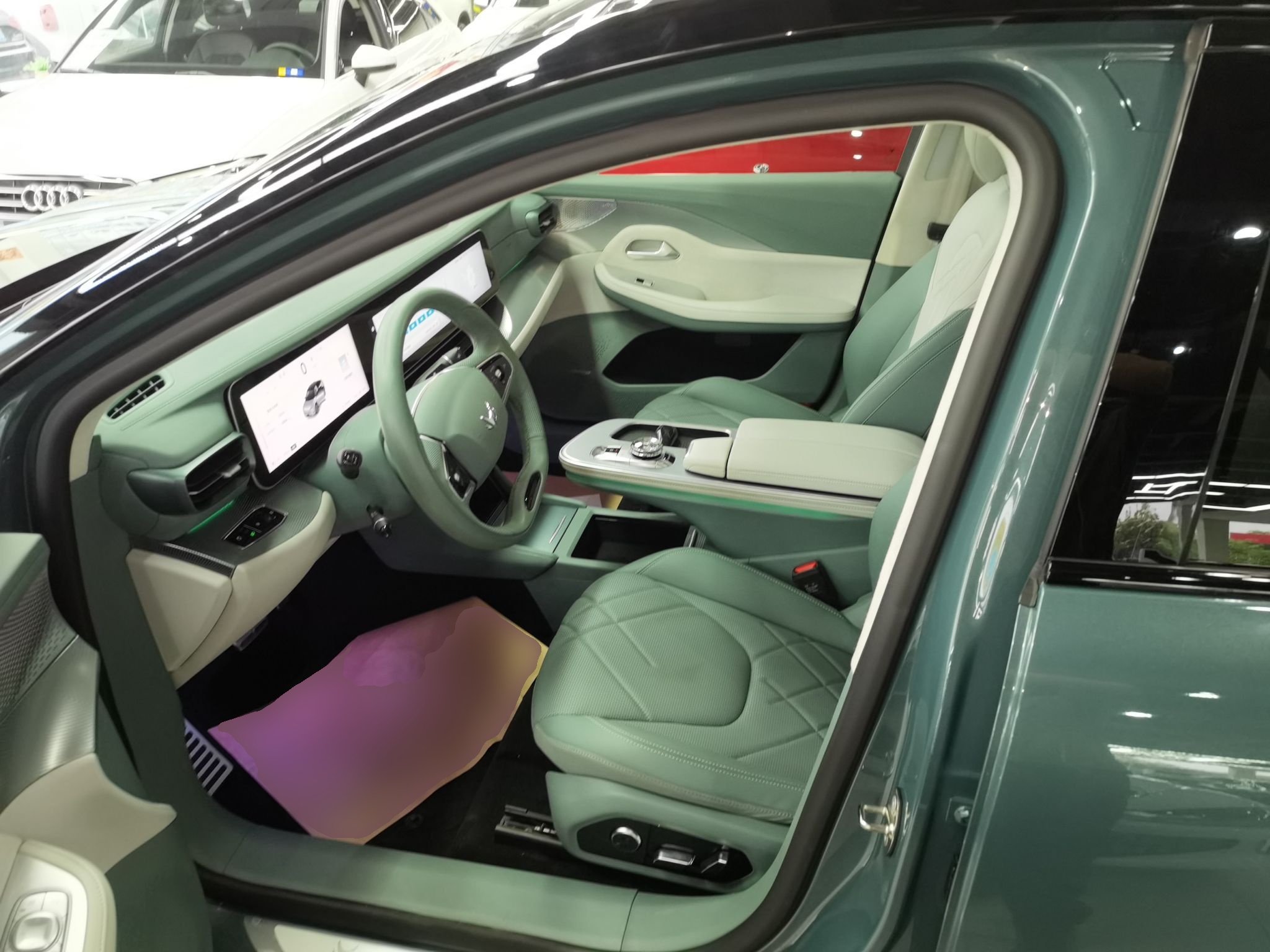 المقاعد الأمامية داخل السيارة