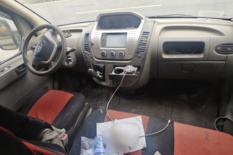 Used SAIC MAXUS Xintu V80 2014 2.5T Aoyuntong Short Wheelbase Low Roof Center Console