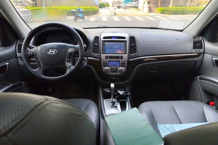 Used Hyundai Santa Fe Classic 2010 2.4 Comfort Edition 7-Seater Four-Wheel Drive Center Console