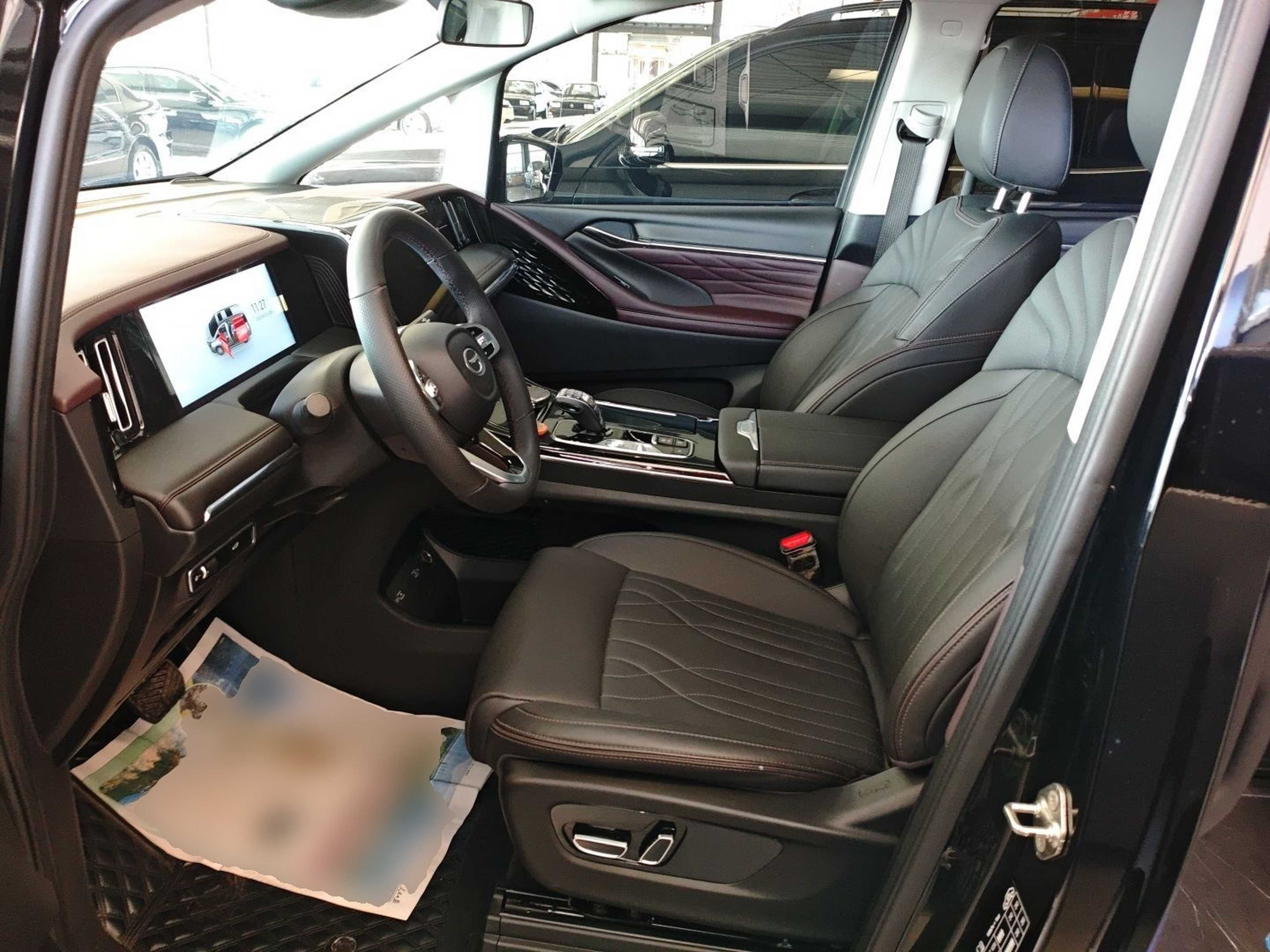 المقاعد الأمامية داخل السيارة