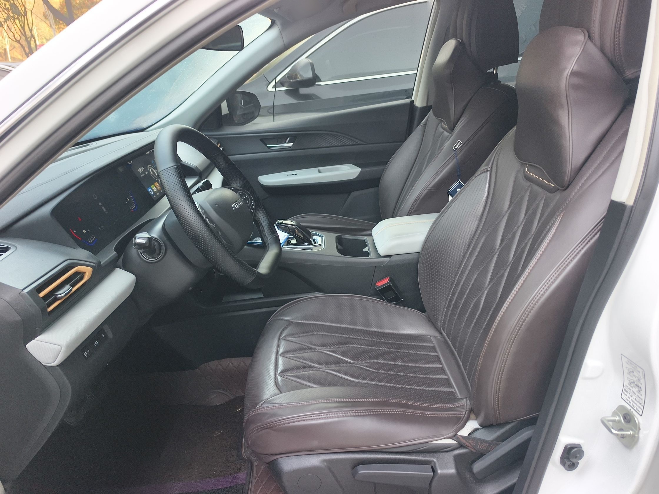 المقاعد الأمامية داخل السيارة