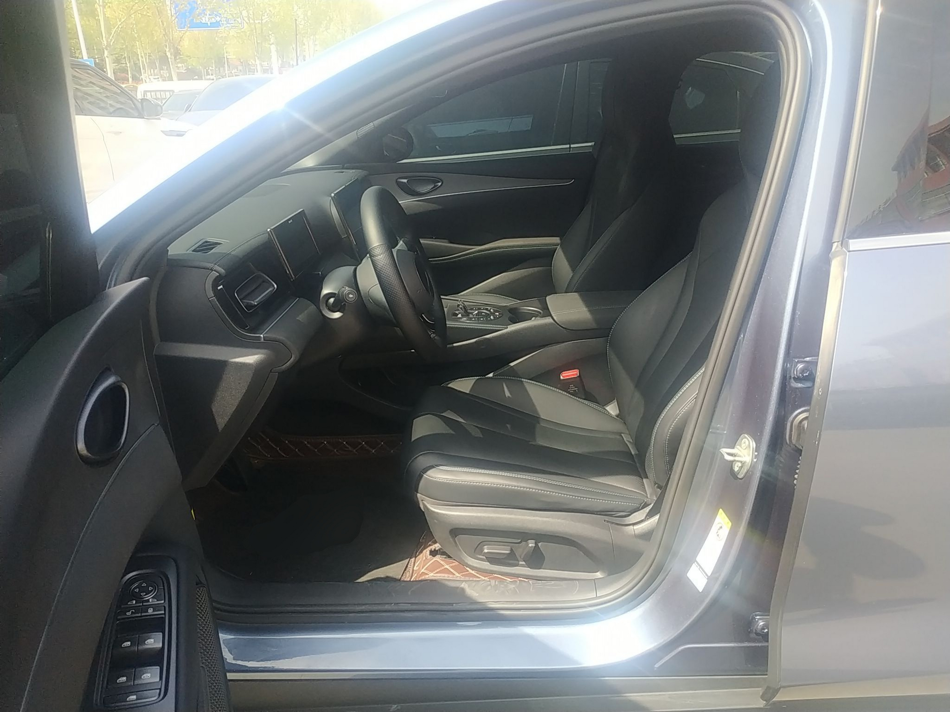 Переднее сиденье в автомобиле