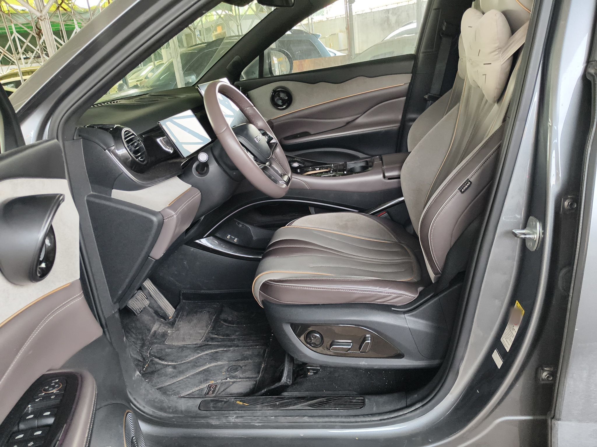 Переднее сиденье в автомобиле