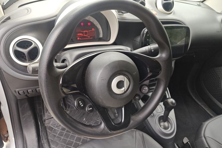 Used smart fortwo 2015 1.0L 52 kW hardtop Dynamic version