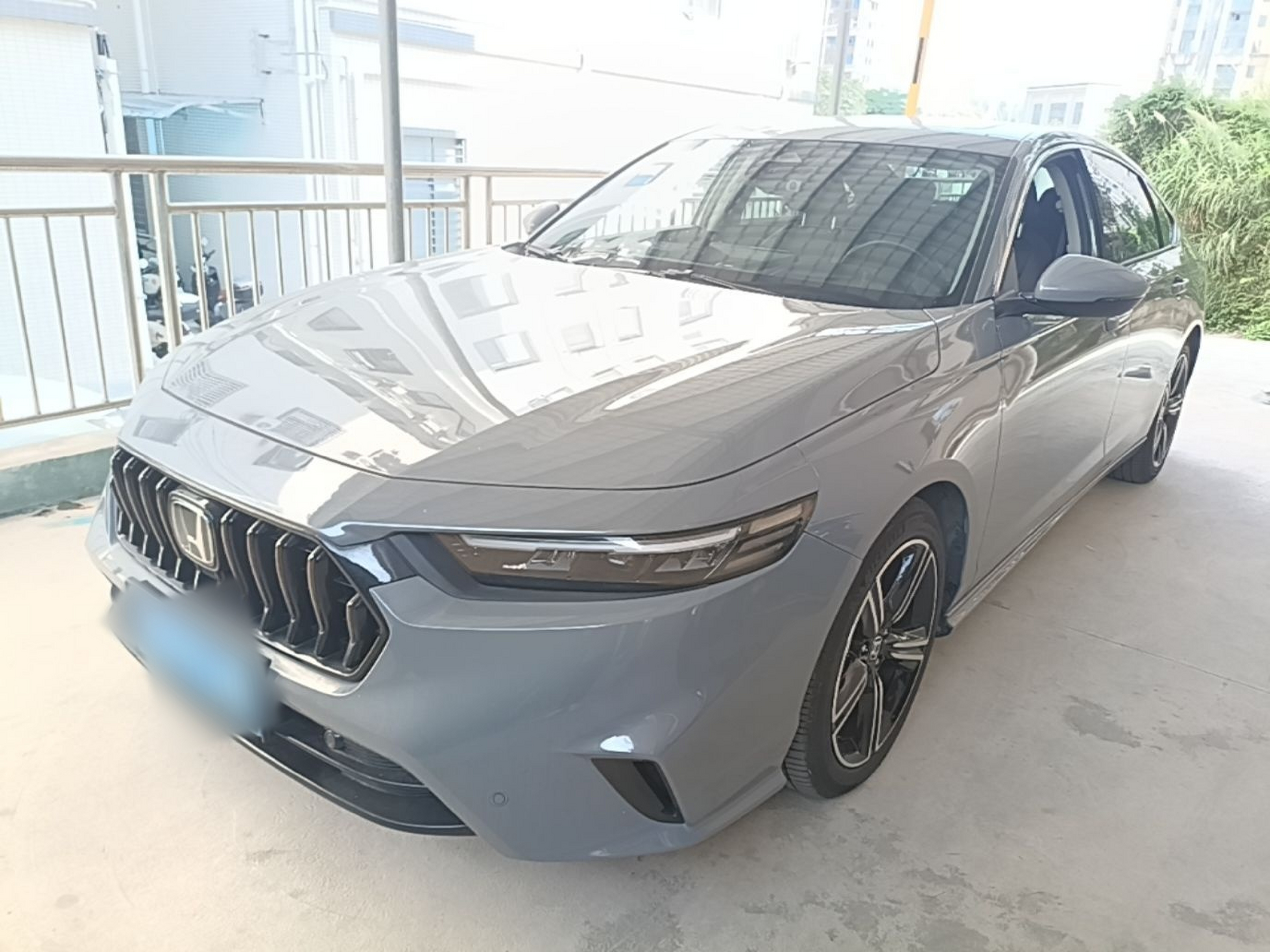 Под передней частью автомобиля