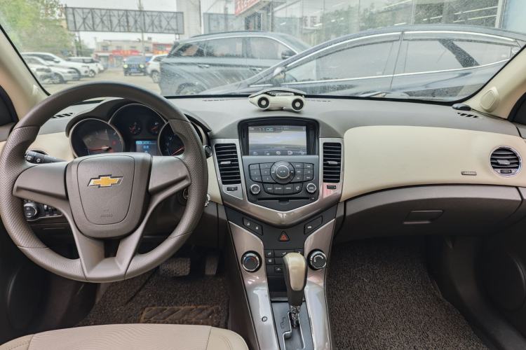 Used Chevrolet Cruze 2015 1.5L Classic SE AT Interior 6