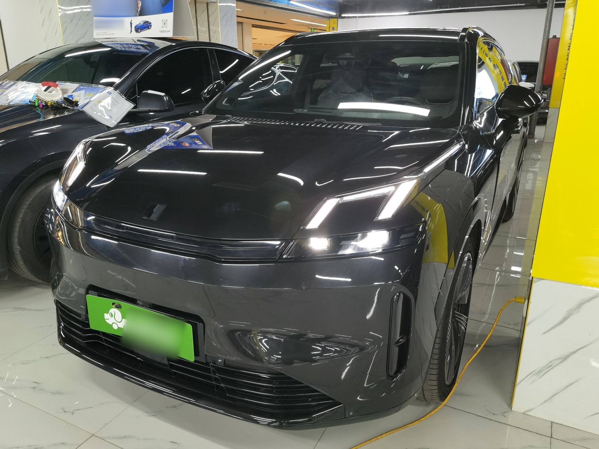 تحت مقدمة السيارة